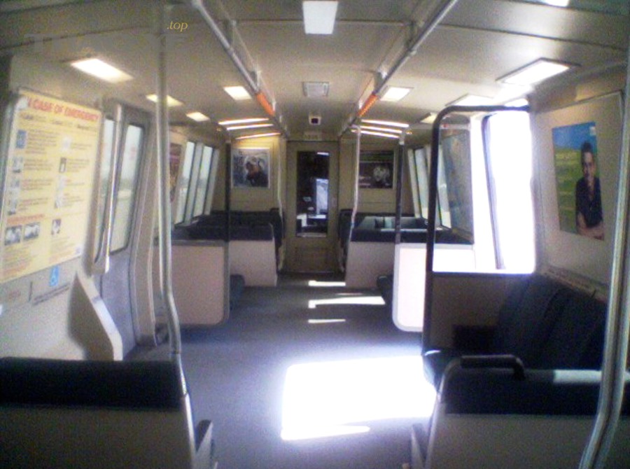 Khoang nội thất xe với sàn thảm - minh họa khu vực cabin cần làm khô