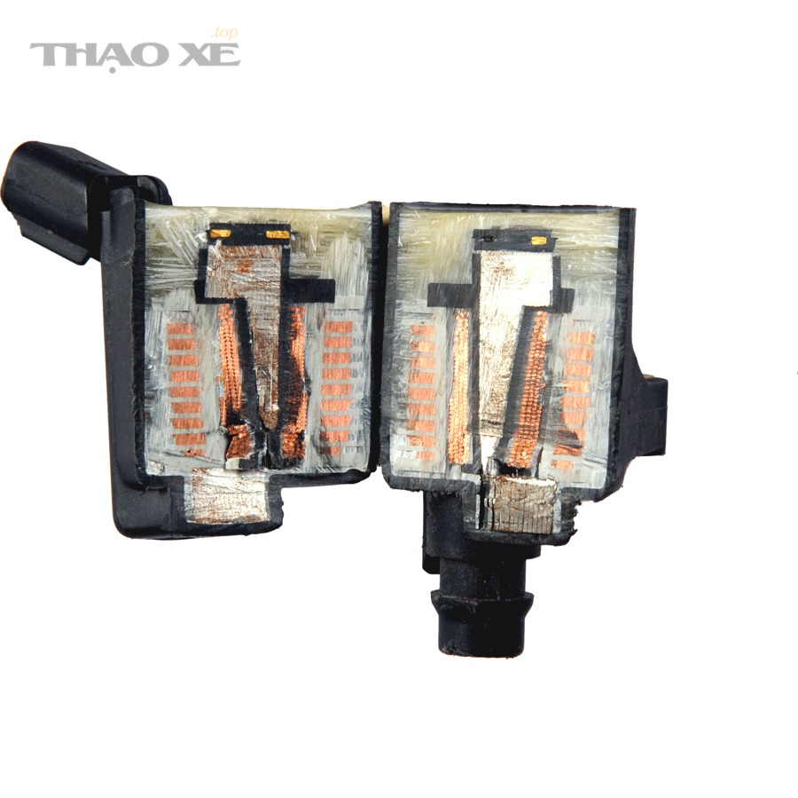 Bobin dạng coil-on-plug (COP) cắt lớp cho thấy cấu trúc cuộn dây và lõi