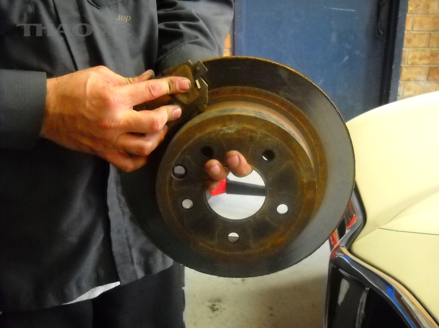 Má phanh là hạng mục cần kiểm tra kỹ ở mốc 100.000 km