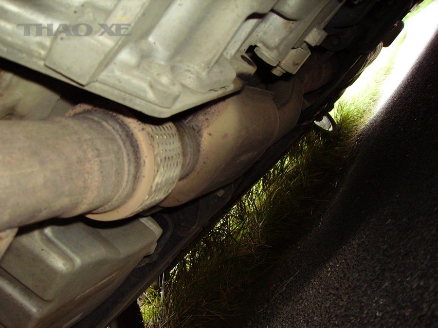 Hình ảnh catalytic converter (bầu xúc tác) trên ô tô