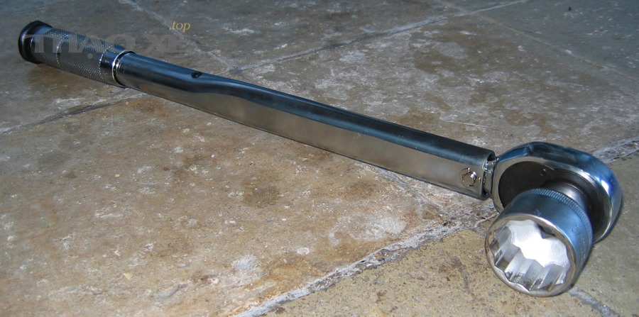 Cờ lê lực (torque wrench) dùng để siết bu-lông bánh xe đúng mô-men