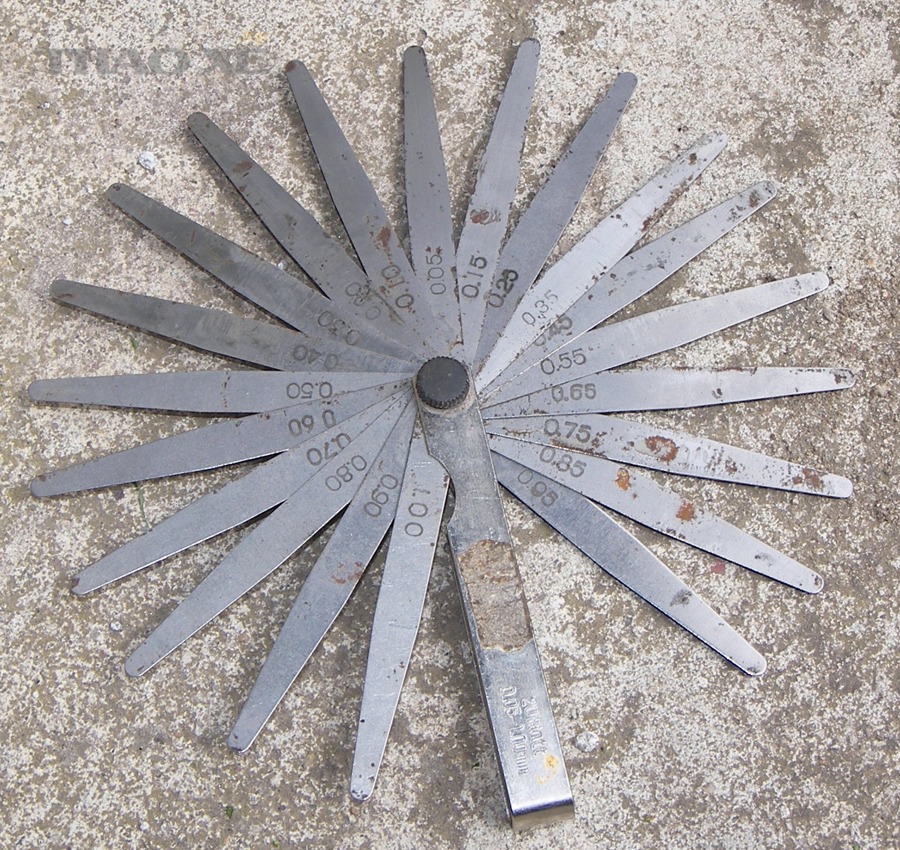 Thước lá (feeler gauge) dùng để đo khe hở điện cực bugi