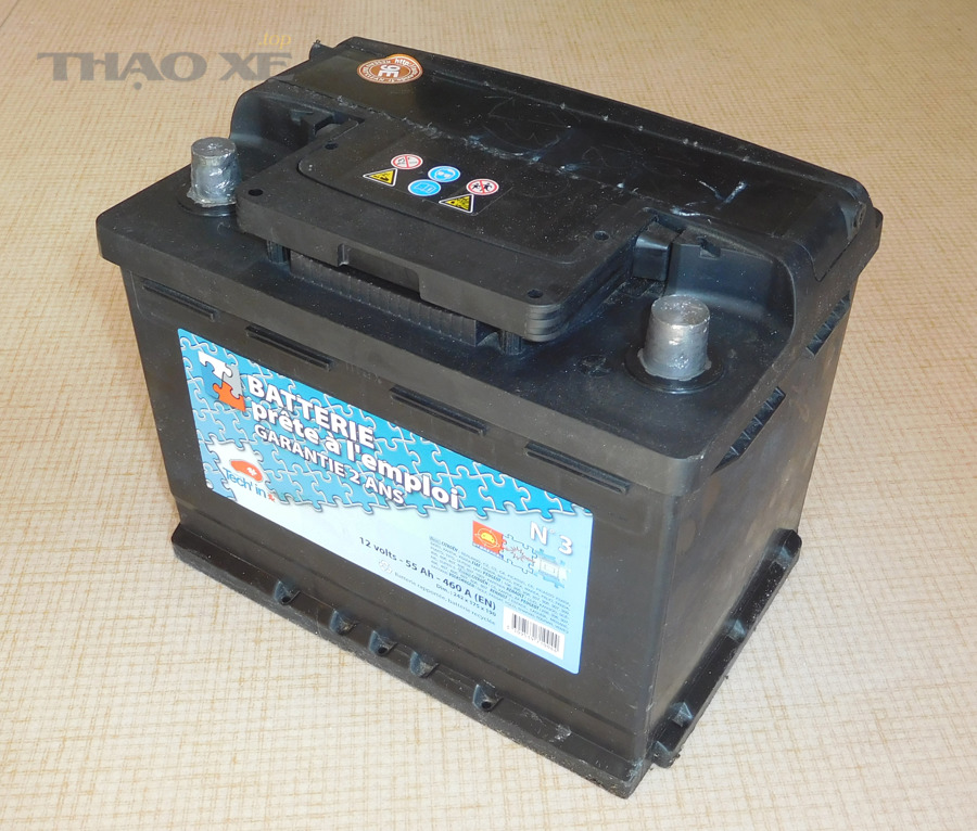 Ắc quy ô tô chì-axit 12V minh họa
