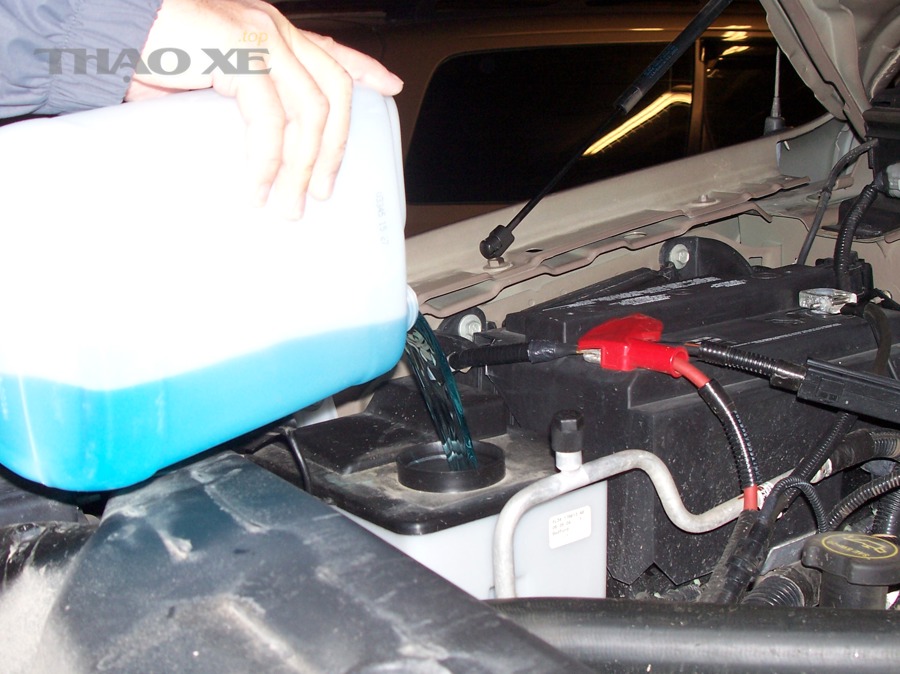 Châm nước rửa kính (washer fluid) cho xe