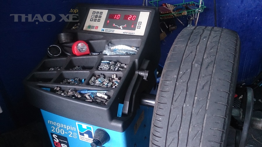 Máy cân bằng động bánh xe trong xưởng dịch vụ