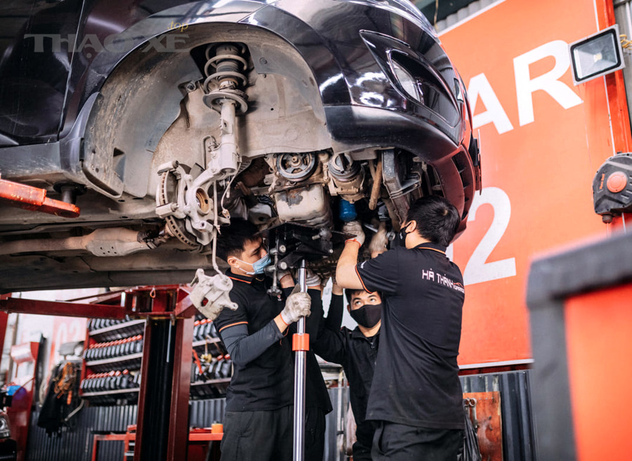 Hình minh hoạ thay dầu động cơ trong bảo dưỡng ô tô