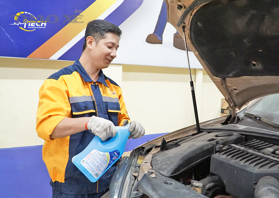 Cọc bình ắc quy ô tô - minh họa điểm cần kiểm tra oxy hóa và độ siết
