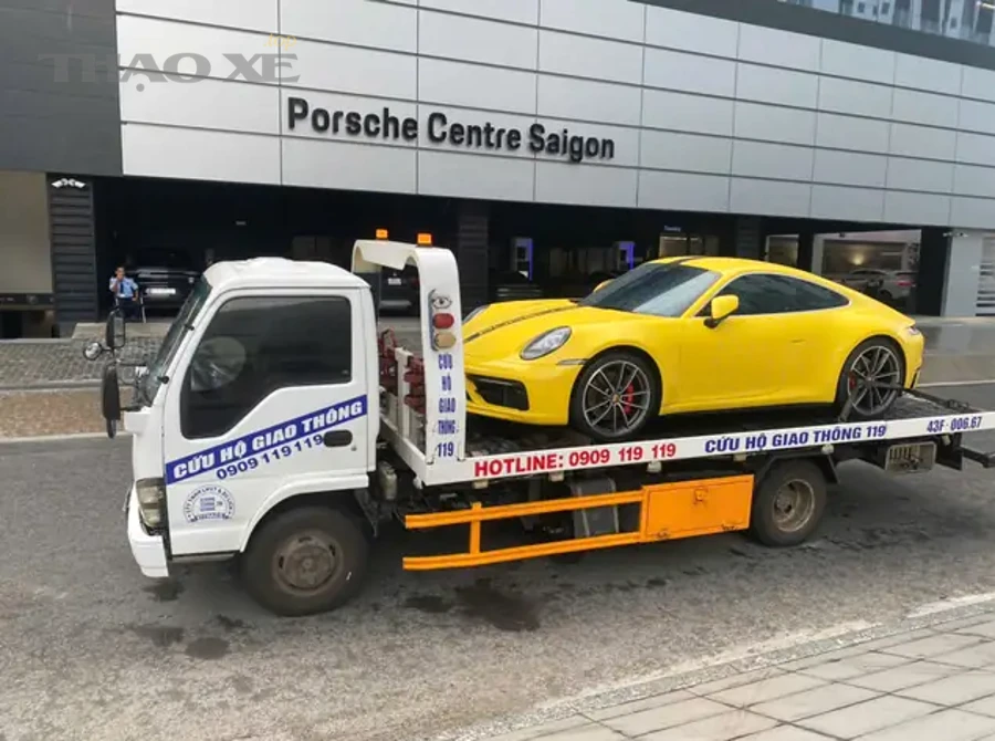 Xe cứu hộ sàn (flatbed) chở ô tô