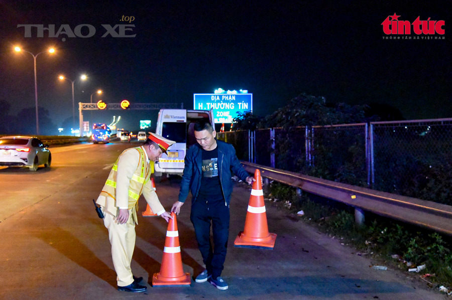 Đặt chóp nón cảnh báo khi xe gặp sự cố trên cao tốc