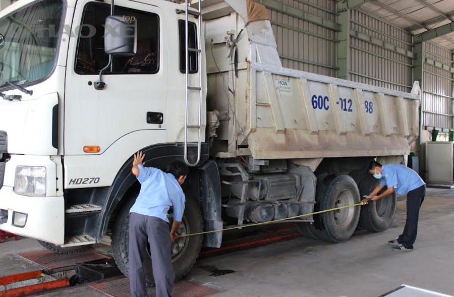 Dấu hiệu lốp mòn: vạch báo mòn giúp kiểm tra lốp trước đăng kiểm