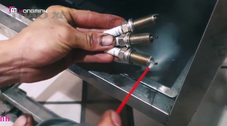 Dùng đồng hồ đo áp suất khi kiểm tra lốp