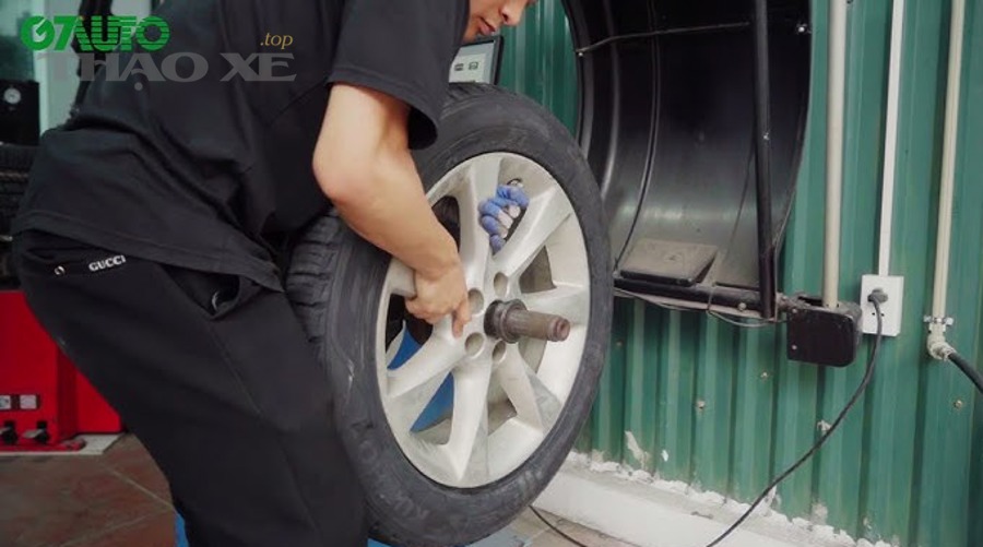 Minh họa thao tác xử lý lốp bị đinh (tham khảo)