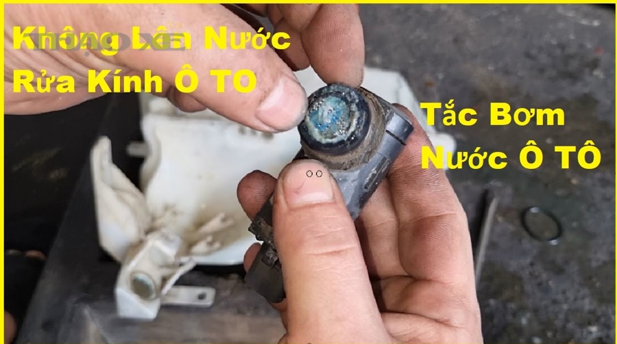 Dấu hiệu bơm nước rửa kính hỏng là gì?