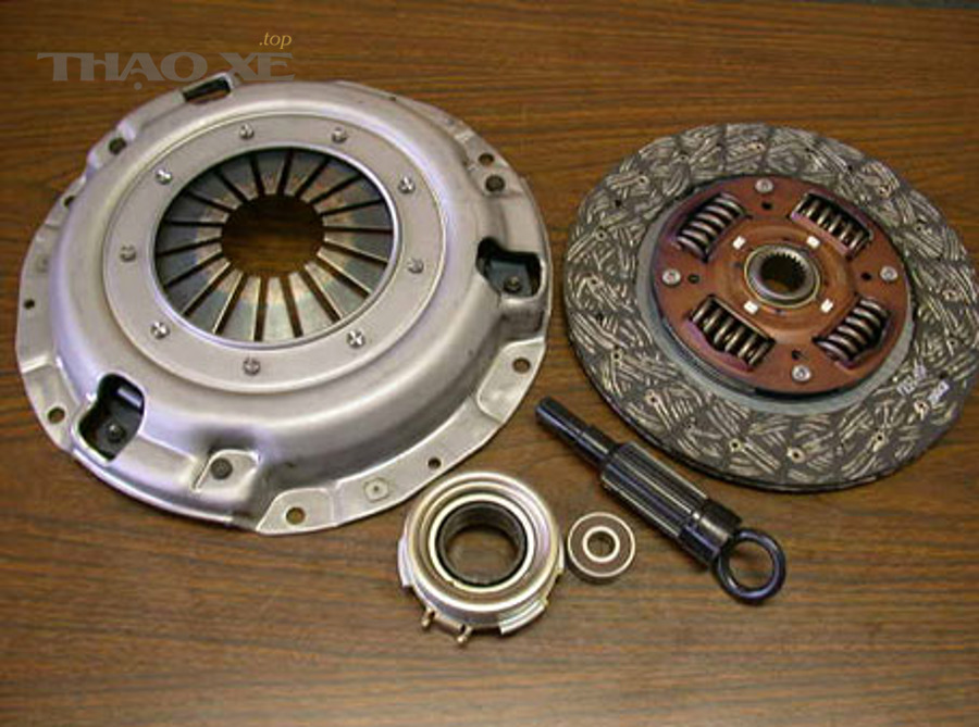 Minh họa cơ cấu bi tê (clutch release bearing) trong hệ thống ly hợp