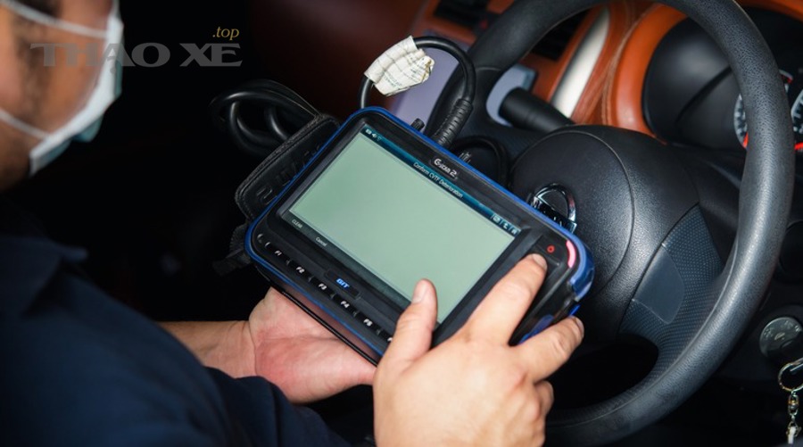 Dùng máy chẩn đoán OBD2 để đọc mã lỗi và live data trước khi sửa
