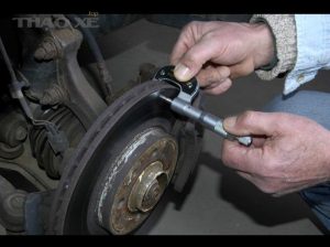 kiem tra phanh o to sau khi di mua ngap