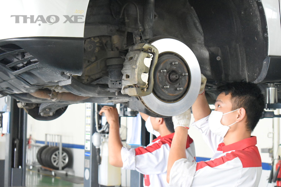 Tầm nhìn và điều kiện đường mưa ảnh hưởng lớn tới quãng phanh và khả năng kiểm soát xe