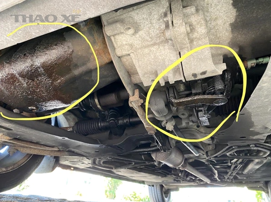 Rò rỉ dầu tạo vệt dưới nền; cần đánh giá mức độ để xử lý an toàn