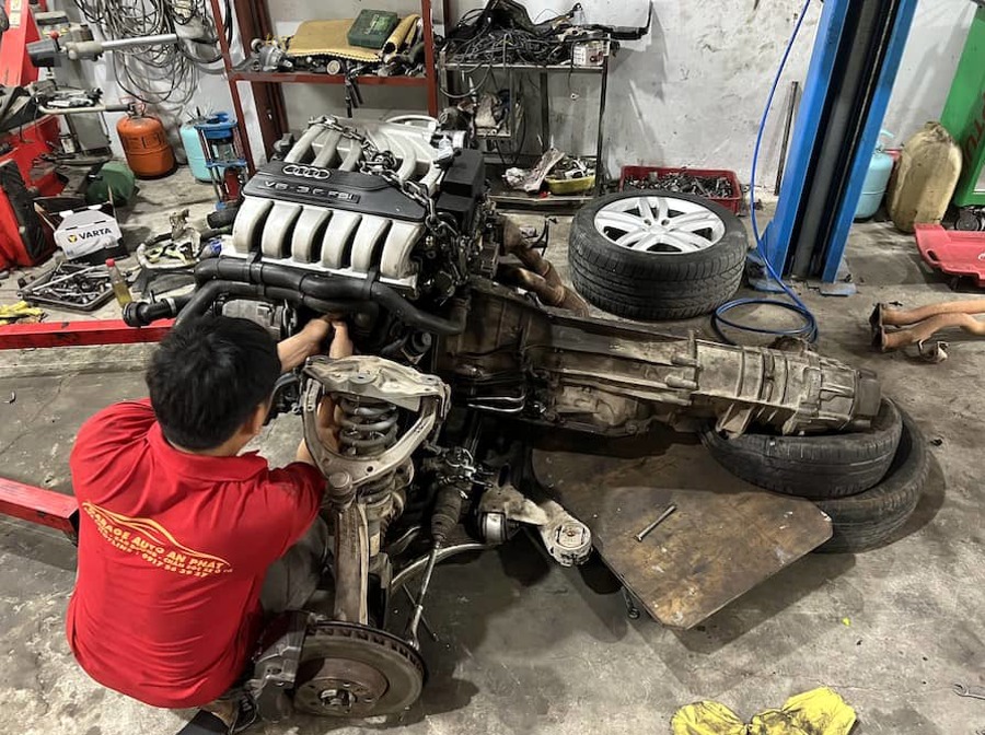 Xe khói đen từ ống xả - dấu hiệu cháy thừa nhiên liệu hoặc thiếu gió