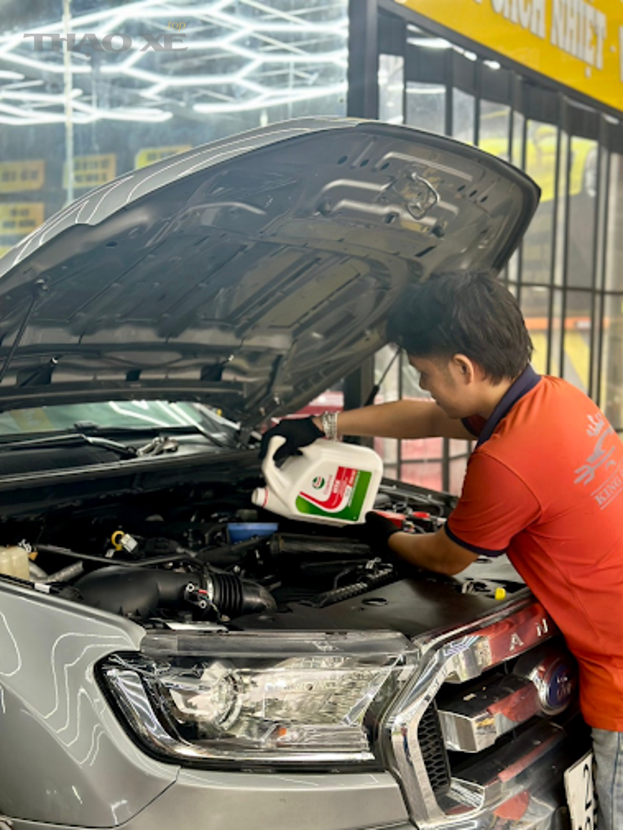 Hướng dẫn chọn dầu nhớt (dầu máy) 10.000km loại nào: Ưu tiên dầu tổng hợp & độ nhớt đúng xe cho chủ xe ô tô Việt