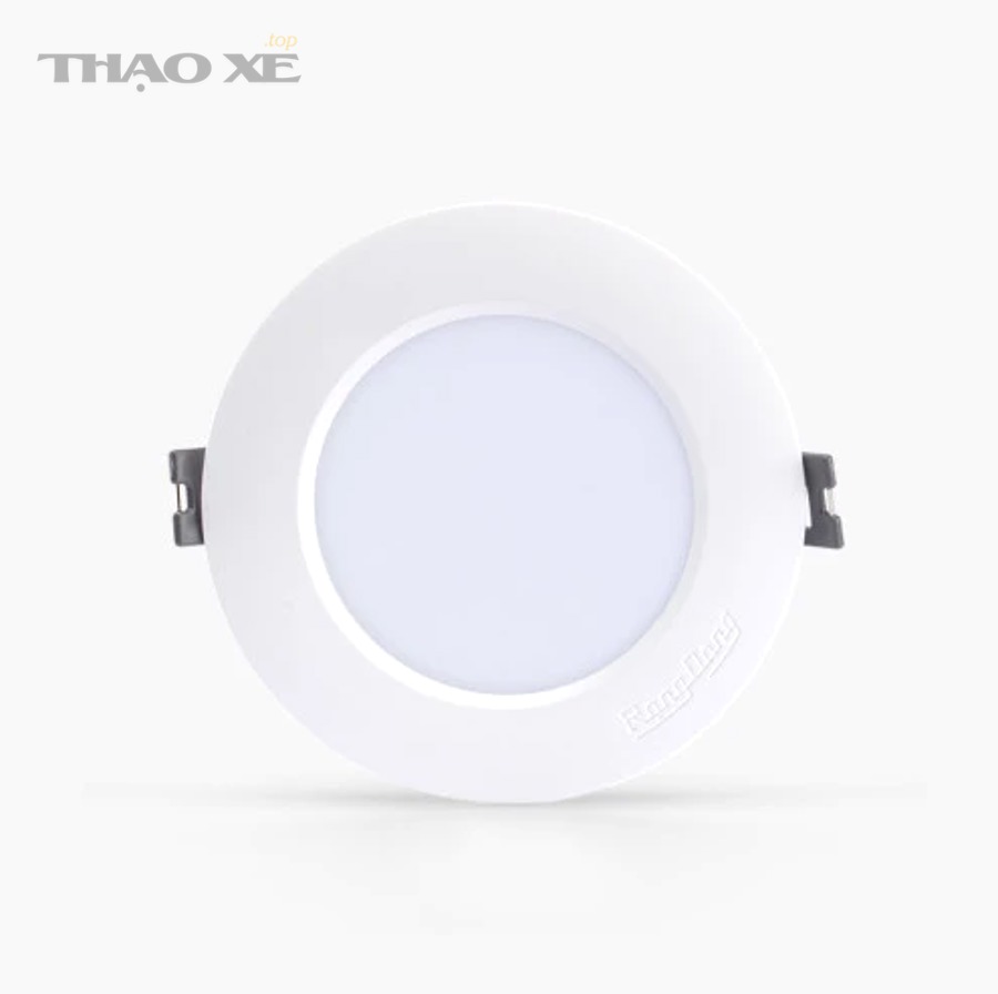 Căn chỉnh đèn pha ô tô trước tường phẳng để lấy mốc cao thấp và trái phải