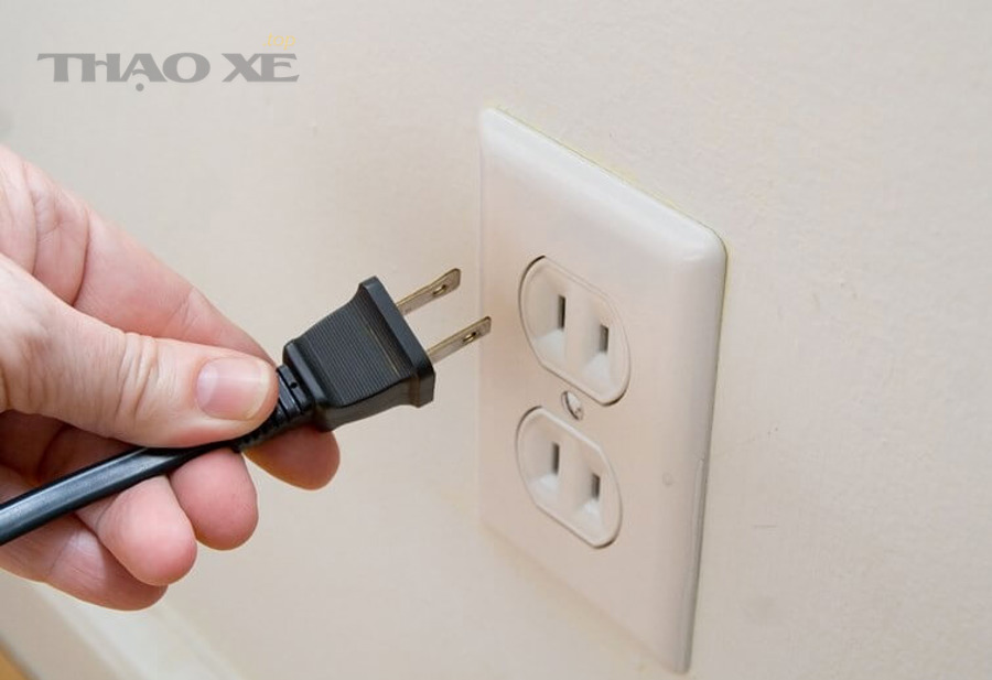 Có nên vệ sinh nút bấm và giắc cắm ngay khi xe có dấu hiệu chập chờn không?