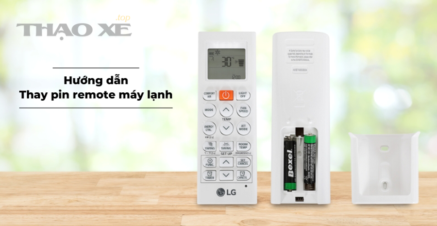 Cận cảnh pin cúc áo và khoang pin remote