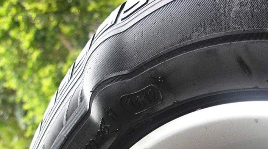 Cận cảnh lốp xe bị phồng hông cần kiểm tra an toàn