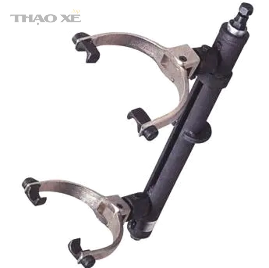 Kỹ thuật viên kiểm tra hệ thống treo và phanh tại gara