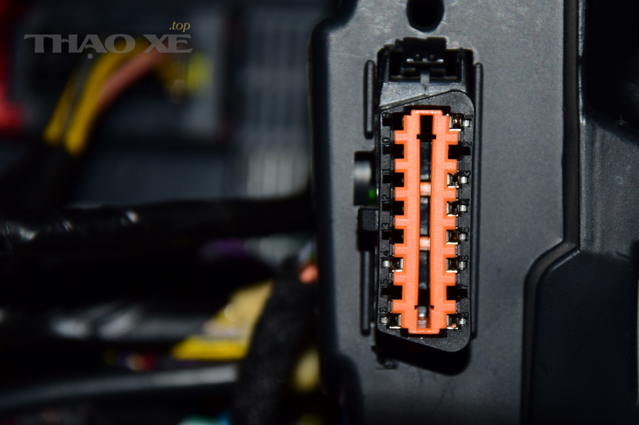 Cổng OBD-II trên ô tô để cắm máy chẩn đoán