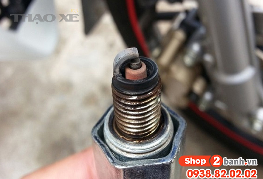 Vệ sinh bugi đúng cách để xe dễ nổ lại