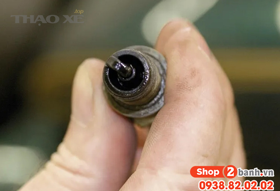 Chẩn đoán Bugi Ướt Xăng / Ướt Dầu: 9 Nguyên Nhân Thường Gặp & Cách Khắc Phục Cho Chủ Xe