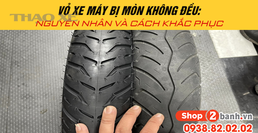 Kỹ thuật viên kiểm tra thước lái và hệ thống treo để xử lý mòn lốp không đều
