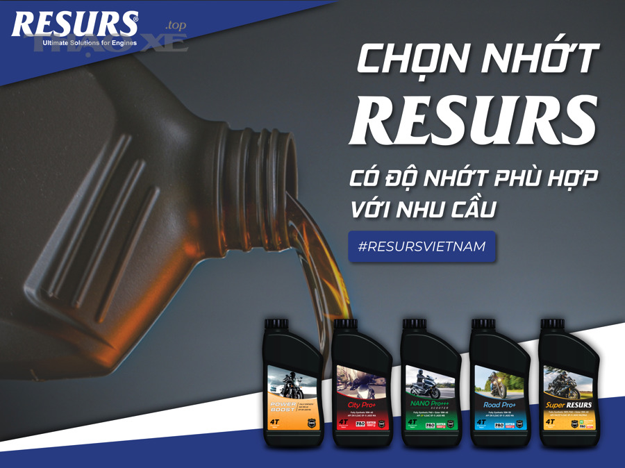 Kỹ thuật viên kiểm tra dầu nhớt động cơ trước khi bảo dưỡng