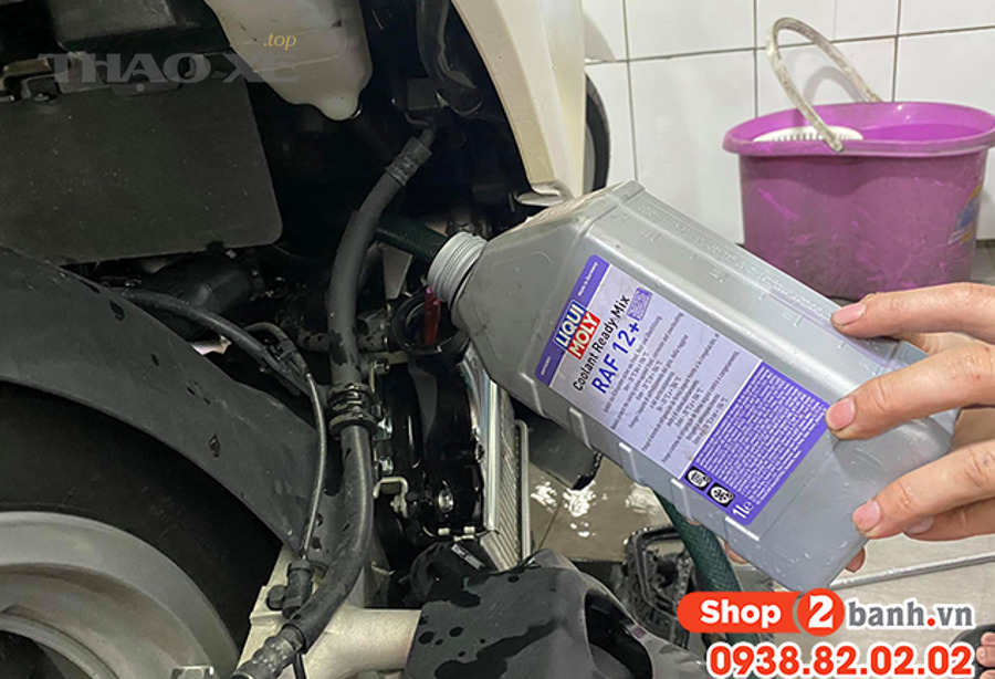Gara ô tô đang bảo dưỡng hệ thống làm mát