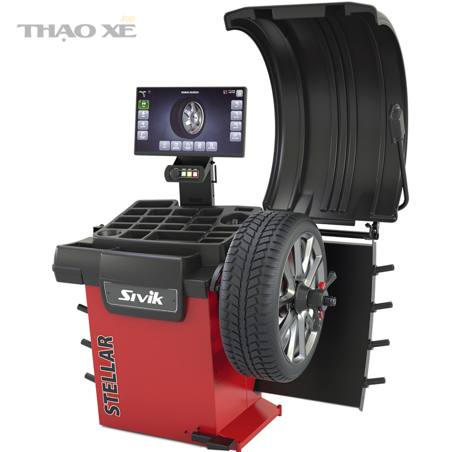 Kỹ thuật viên sử dụng thiết bị trong gara ô tô - minh họa quy trình cân mâm lốp