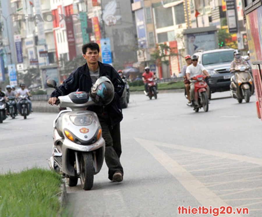 Bình nước làm mát và hệ thống làm mát trục trặc có thể gây quá nhiệt và chết máy