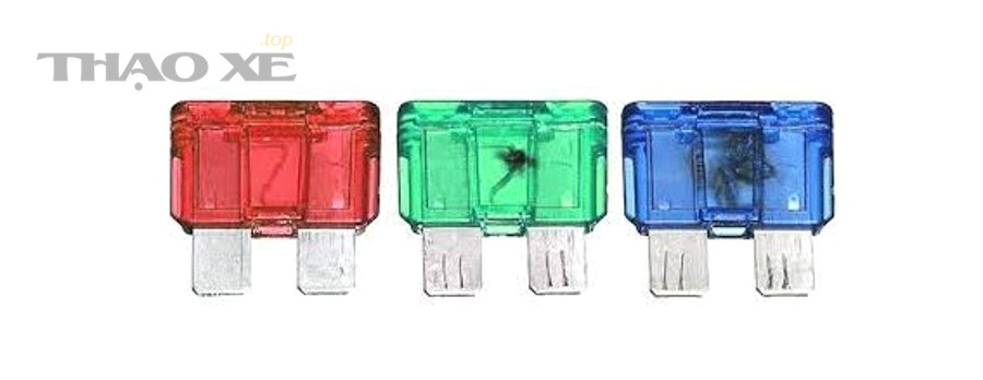 Kiểm tra khoang máy và khu vực hộp cầu chì khi nghi có nước/ẩm gây chập