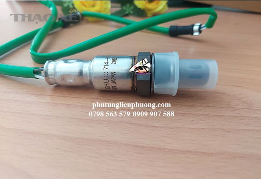Kỹ thuật viên xác định vị trí Bank và Sensor trên hệ thống xả ô tô