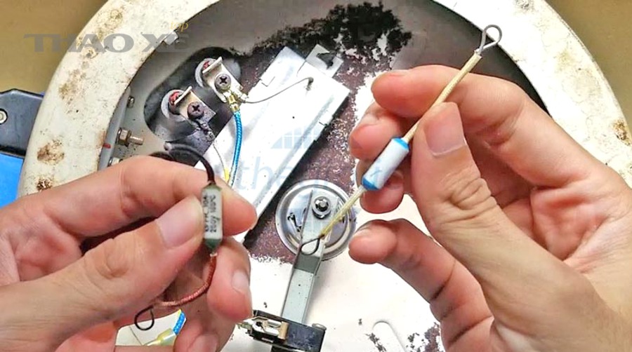 Két nước và quạt làm mát trong khoang động cơ