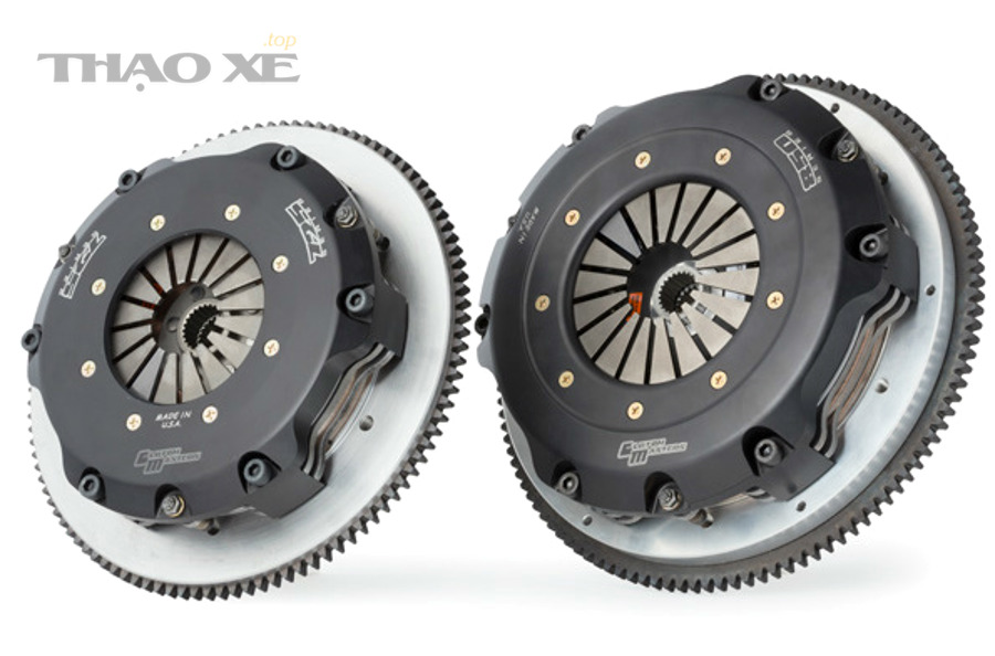 Khoang sửa chữa ô tô kiểm tra hệ thống ly hợp và bộ côn