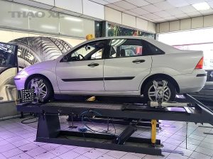 960px Wheel alignment on a Ford Focus 3