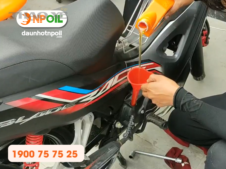 Minh họa thao tác bảo dưỡng xe và kiểm tra chất lỏng bằng que thăm