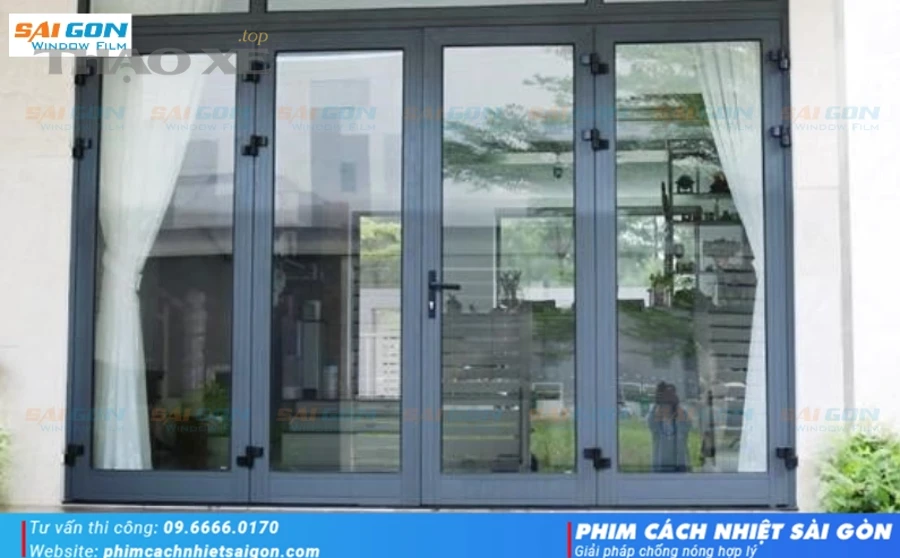 Cửa kính ô tô với hệ thống nâng hạ và chống kẹt