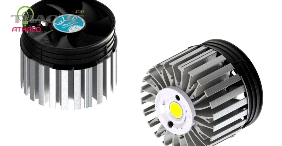 Kỹ thuật viên lắp đặt đèn LED và kiểm tra khe thoáng tản nhiệt