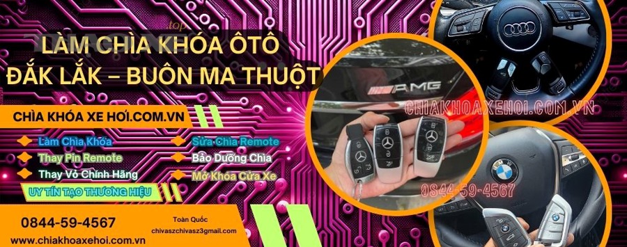 Người dùng kiểm tra chìa khóa ô tô và các chức năng điều khiển sau khi thay pin