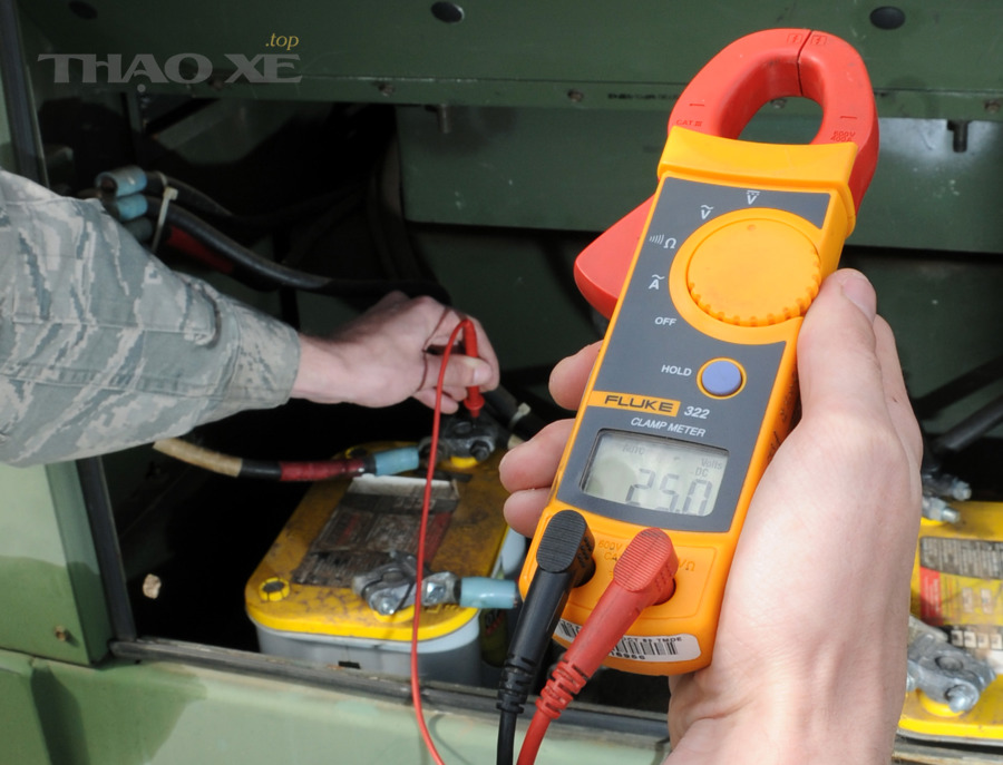 Minh họa kiểm tra điện áp hệ thống bằng đồng hồ đo trong môi trường có thiết bị đang vận hành