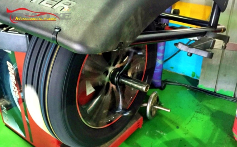 Máy cân bằng động bánh xe ô tô tại gara