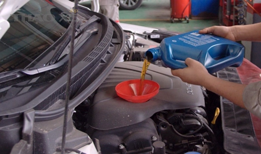 Thay dầu động cơ ô tô tại xưởng dịch vụ