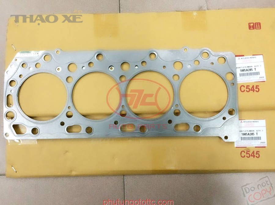 Kỹ thuật viên gara mở nắp capo và trao đổi báo giá sửa chữa ô tô
